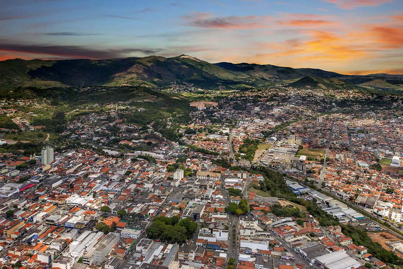 Vista aérea de Atibaia com a serra ao fundo