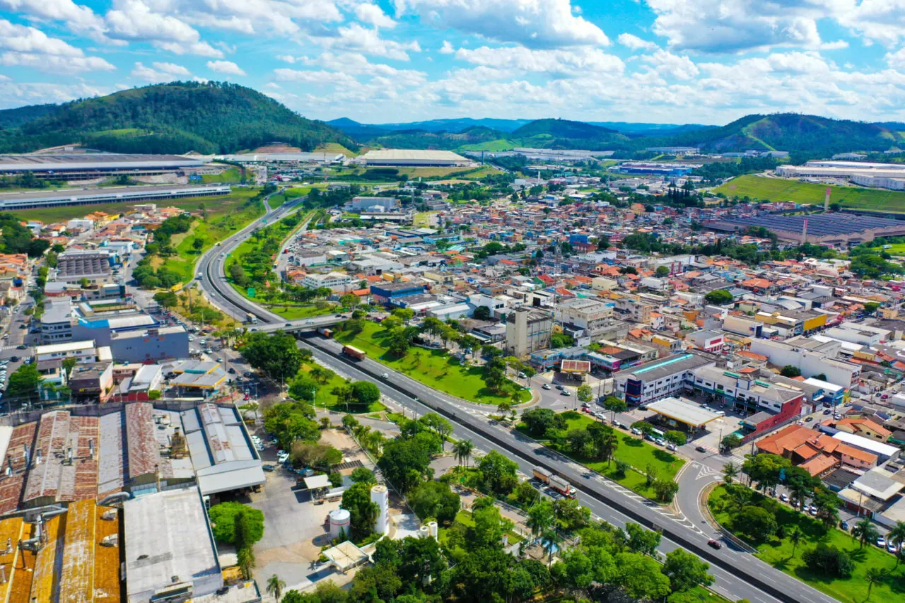Vista aérea de Cajamar com a Via Anhanguera e os galpões