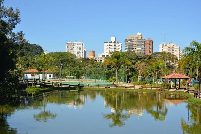 Bosque Maia com o skyline de Guarulhos